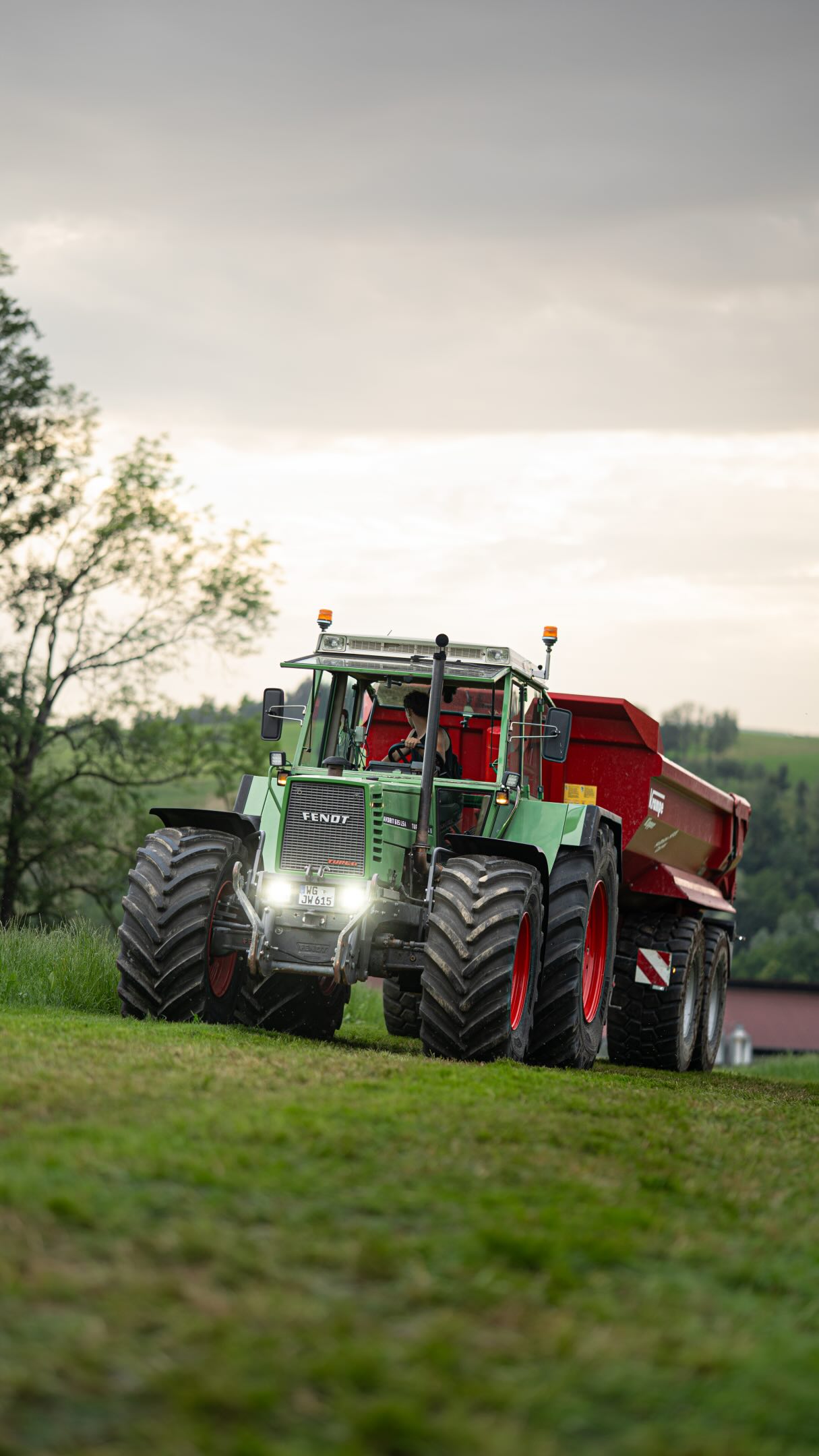 Fendt-Traktor unter dramatischem Himmel