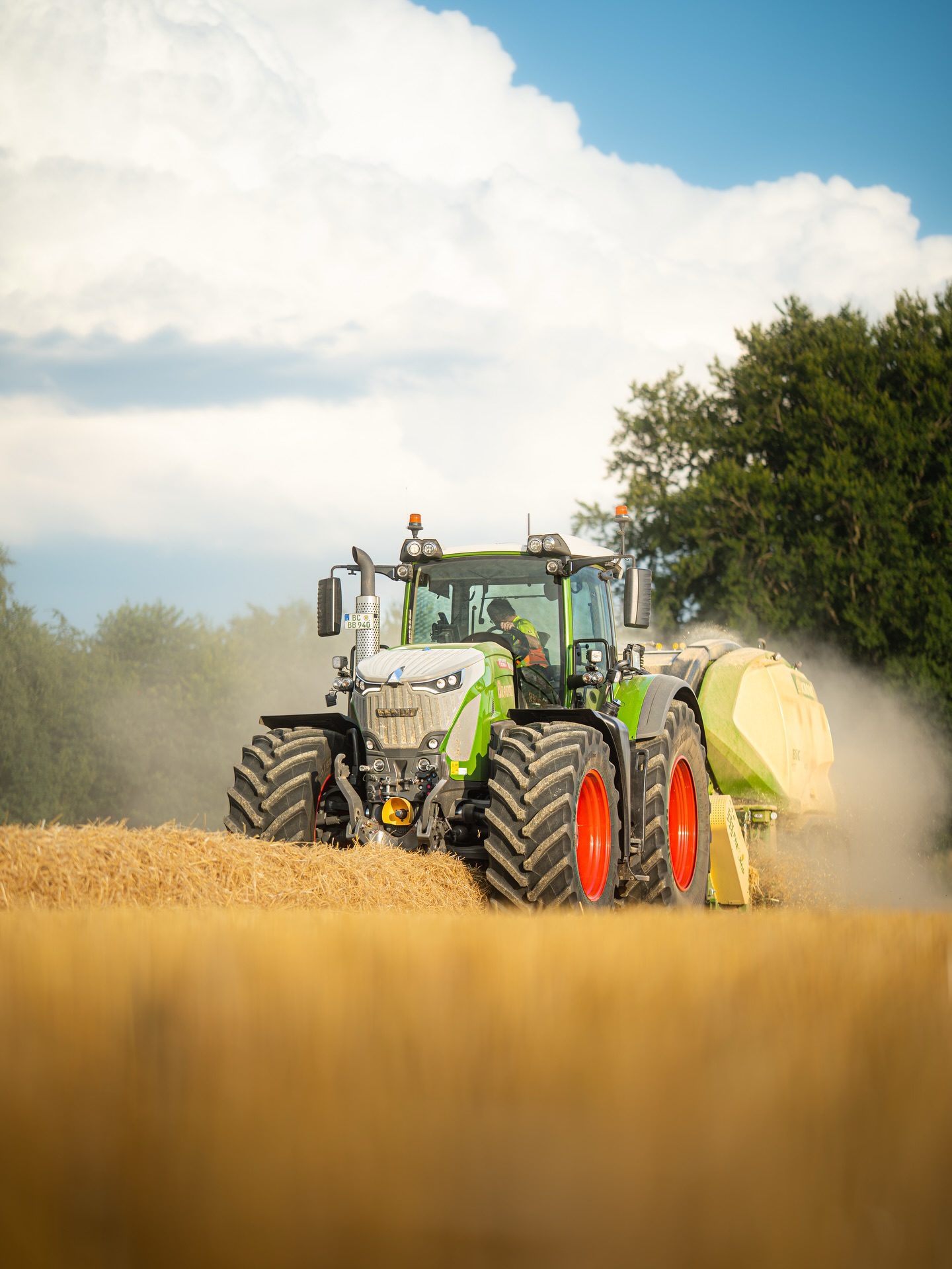 Traktor bei der Ernte im Staub